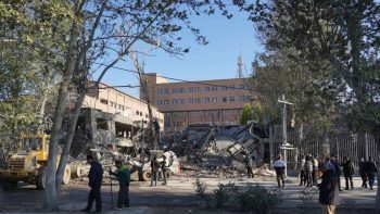 Fachada da Universidade de Tecnologia de Sharif em Teerã danificada por ataques aéreos na madrugada.