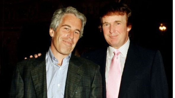 Estátua de Donald Trump abraçado a Jeffrey Epstein instalada no National Mall em Washington.