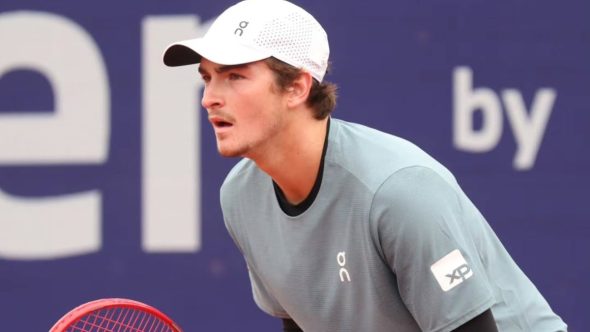 João Fonseca em quadra de saibro no ATP 500 de Munique buscando vaga nas quartas de final do torneio.
