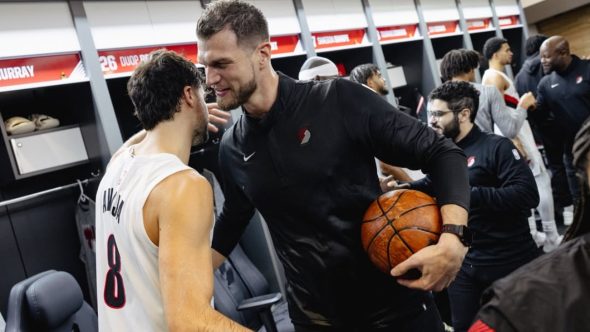 Tiago Splitter, técnico do Portland Trail Blazers, em quadra durante vitória histórica nos playoffs da NBA.