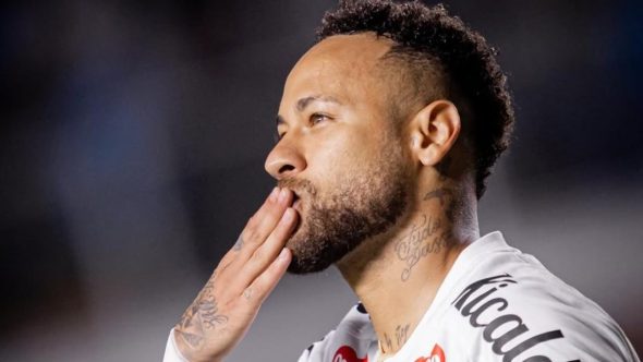 Neymar Jr com camisa do Santos FC em campo, representando incerteza sobre permanência no clube após temporada.
