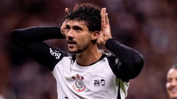 Jogadores do Corinthians celebram vitória contra Independiente Santa Fe na Neo Química Arena pela Copa Libertadores.