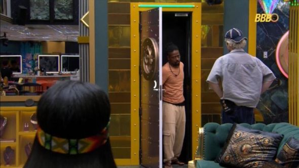 Leandro Boneco retorna à casa após passar mal