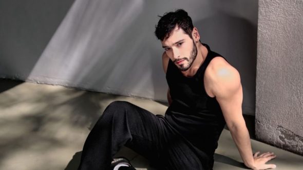 Ator Bruno Fagundes nos bastidores do espetáculo Gal o Musical em São Paulo durante entrevista.