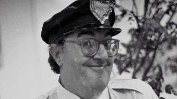 Roberto Marquis caracterizado como Guarda Juju no programa A Praça é Nossa do SBT.