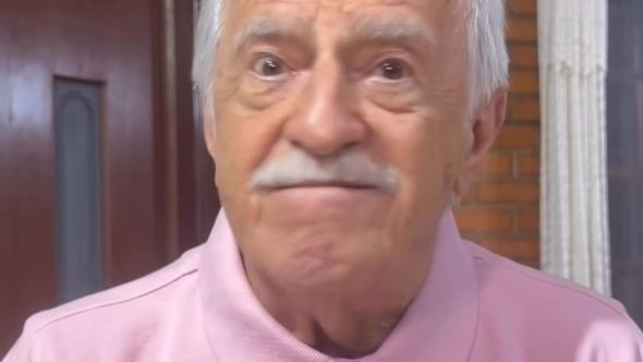 Ator Ary Fontoura em destaque sobre processo judicial contra inquilina por dívida de aluguel em imóvel.