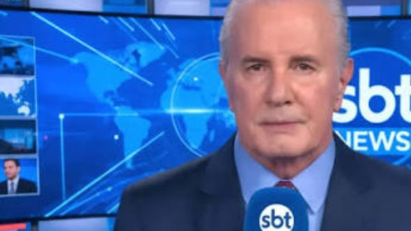 Apresentador Celso Freitas no estúdio do programa SBT News após recuperação de cirurgia de apendicite.