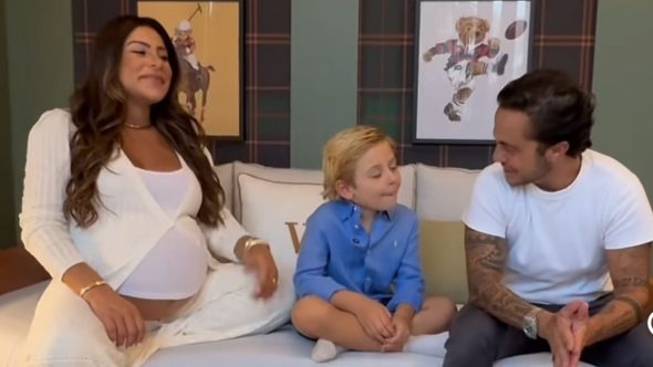 Thammy Miranda e Andressa Ferreira celebram a chegada do segundo filho, Vicente, em registro emocionante.