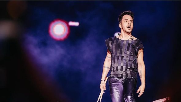 Junior Lima comenta boatos sobre sexualidade e superação de preconceitos enfrentados desde a adolescência.