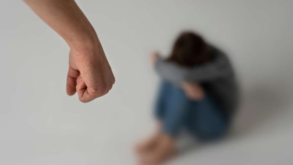 Estatísticas de feminicídio em São Paulo com destaque para o aumento de 45% nos casos em fevereiro de 2026.