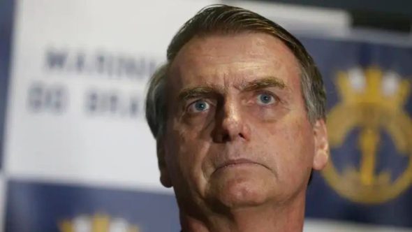 Ex-presidente em Brasília sob as regras da prisão domiciliar determinadas pelo STF por motivos de saúde.