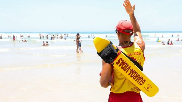 Bombeiros do GBMar realizando resgate de afogamento no litoral de São Paulo durante o feriado de Páscoa.