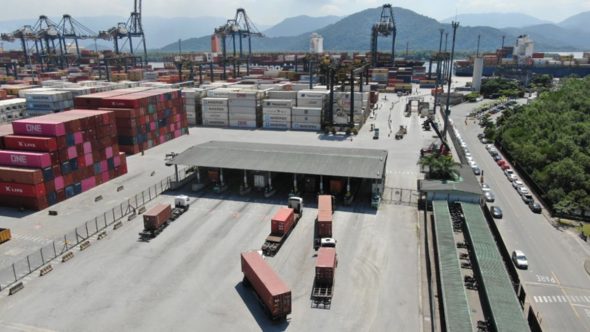 Caminhões de carga no Porto de Santos em dia de paralisação de 24 horas dos caminhoneiros.