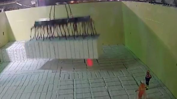 Carga despenca dentro de navio em Santos e assusta trabalhadores; VÍDEO