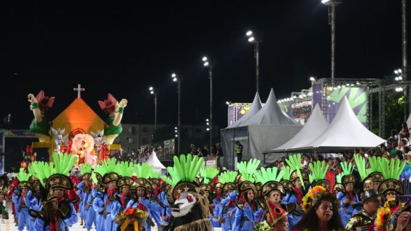 Escolas de samba desfilam em Santos neste final de semana