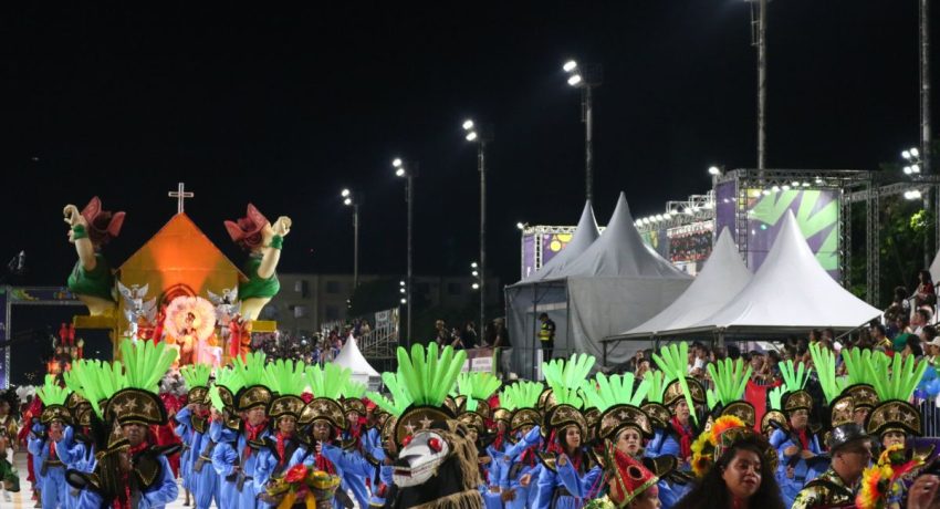 Escolas de samba desfilam em Santos neste final de semana