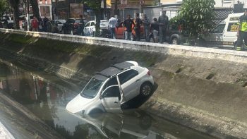 carro-cai-canal-santos