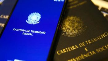 Trabalhador terceirizado e criança simbolizando o direito ao auxílio-creche na administração pública federal.