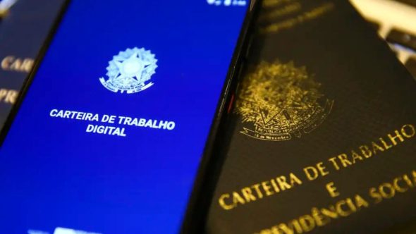 Candidatos em busca de vagas no feirão de emprego em Indaiatuba na sede da Prefeitura Municipal.