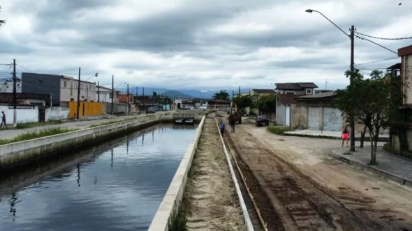Viatura da Polícia Militar em operação contra o tráfico de drogas após confronto com suspeito.