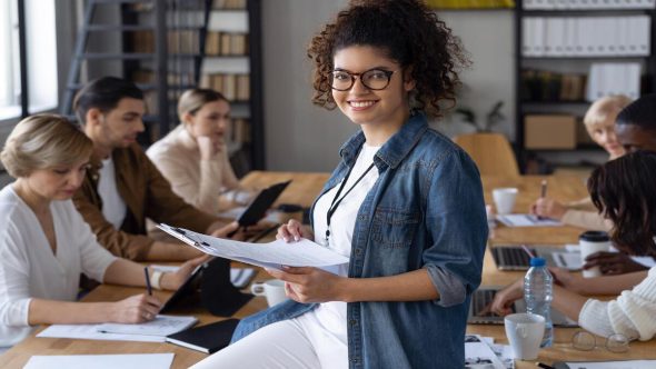 Estudantes em sala de aula de curso gratuito do Senai e Prefeitura de Atibaia para qualificação profissional.