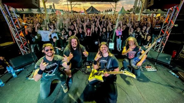 Público e palco do Covers Festival Campinas na Praça Arautos da Paz durante evento gratuito de rock.