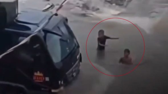 crianças-quase-atropeladas-guarujá-alagamento