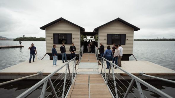 Ideia de moradora vira primeiro projeto de casas flutuantes no litoral de SP