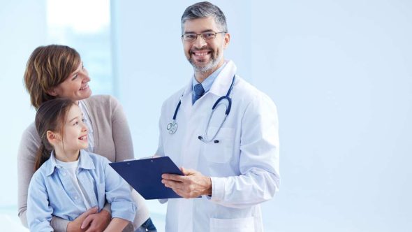 Médico em atendimento clínico simbolizando a importância do seguro saúde no Dia da Saúde preventivo.