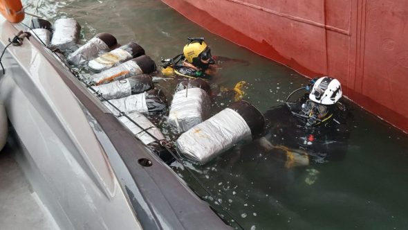 Apreensão de 340 kg de cocaína no Porto de Santos em operação conjunta das forças de segurança no litoral de SP.