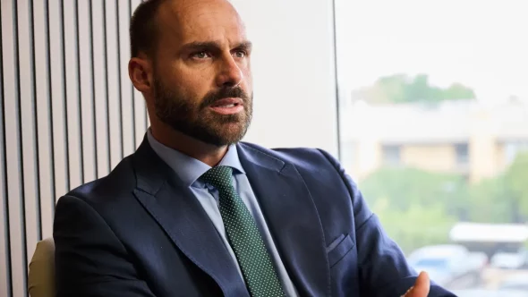 Eduardo Bolsonaro tem bens bloqueados por Moraes