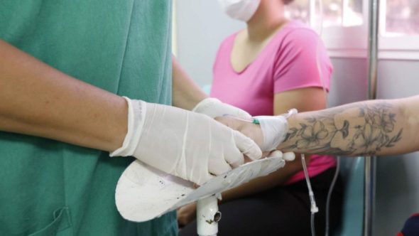 Trabalhador em consulta médica preventiva usufruindo do direito de folga para exames conforme nova lei CLT.