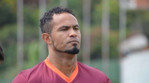 goleiro Bruno é considerado foragido pela Justiça do Rio de Janeiro por descumprir regra da condicional e viajar para o Acre sem autorização.