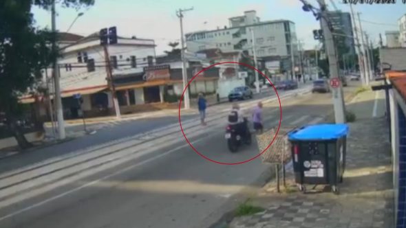 Motociclista que fugiu após atropelar e matar idoso se apresenta à polícia