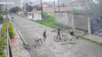 Câmera de segurança flagra assalto a casal de idosos por grupo em bicicletas em Peruíbe, litoral de SP.
