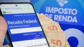 Contribuinte organizando documentos para declarar dependentes no Imposto de Renda 2026 e reduzir base de cálculo.