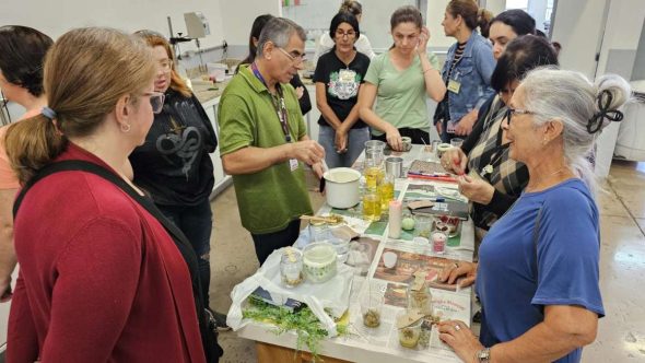 Estudantes em sala de aula da Fiec Indaiatuba participando de cursos extracurriculares de qualificação profissional.