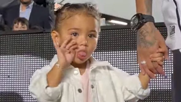 Mavie leva uma bolada na cabeça e sai chorando do estádio do Santos