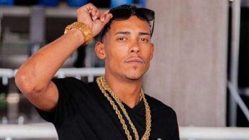 MC Poze em audiência de custódia online após prisão pela Polícia Federal na Operação Narcofluxo.