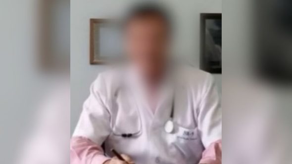 Médico de 76 anos detido sob suspeita de estupro de vulnerável contra a própria neta de 4 anos.