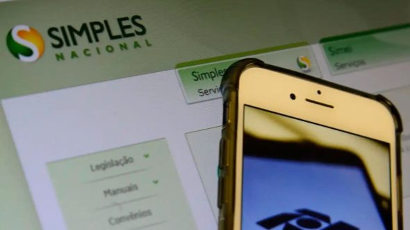 Notificação da Receita Federal sobre dívidas do Simples Nacional e MEI em tela de computador.