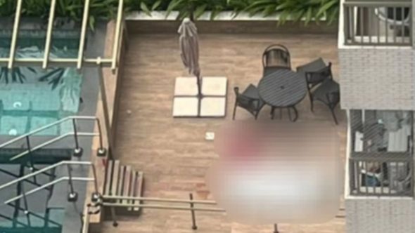 Piscina de prédio em Praia Grande onde mulher de 34 anos morreu após afogamento acidental.