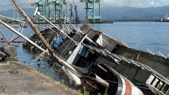 navio-inclina-porto-capa