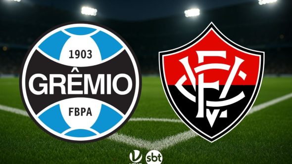 Jogadores de Grêmio e Vitória em disputa de bola durante partida do Brasileirão na Arena do Grêmio.