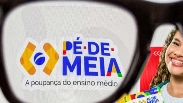 Estudante do ensino médio consultando pagamento do programa Pé-de-Meia 2026 no celular.
