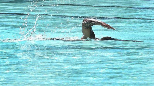 Pessoa nadando em piscina pública de Campinas durante período de funcionamento