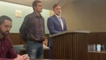 Prefeito dos EUA é acusado de cheirar roupas intimas de adolescente