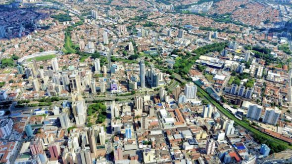 Prestador de serviços de Campinas acessando sistema do Refis do ISSQN 2026 para regularização de débitos.