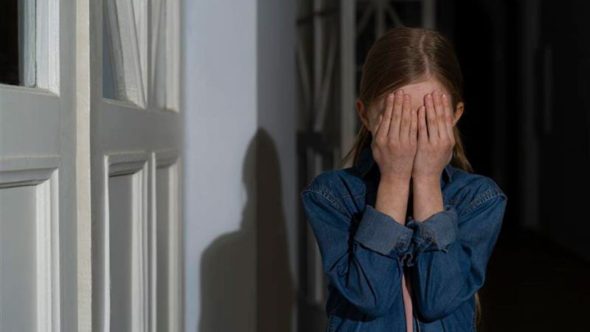 Adolescente pensativo representando a crise de saúde mental juvenil revelada pela pesquisa PeNSE 2024 do IBGE.