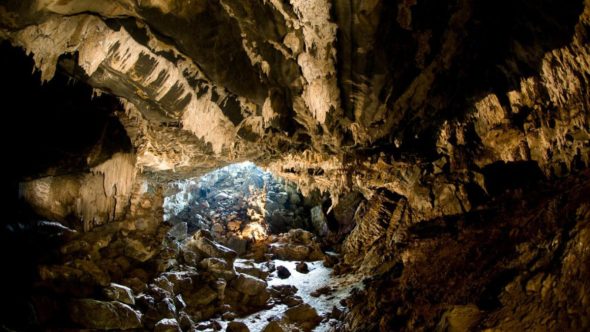 Exploração de caverna brasileira ilustrando o crescimento do ecoturismo no país e turismo de natureza sustentável.